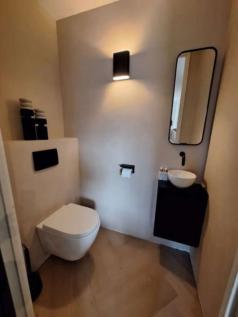 Gestucte wc en spuitwerk