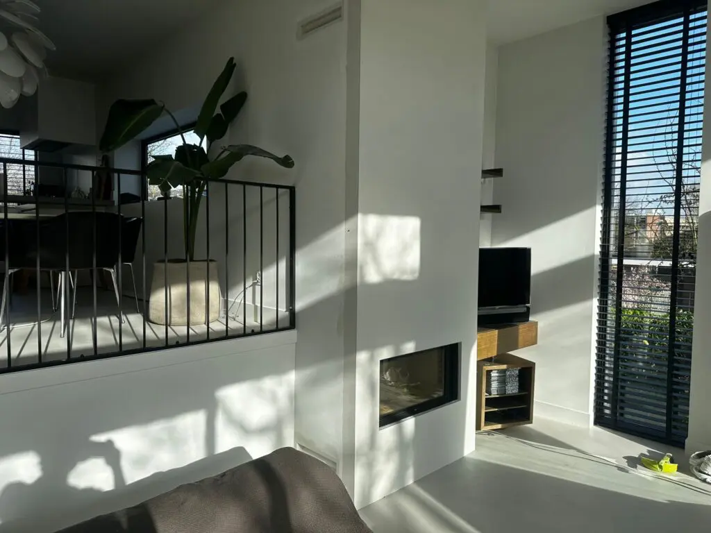 Gestucte woonkamer en spuitwerk