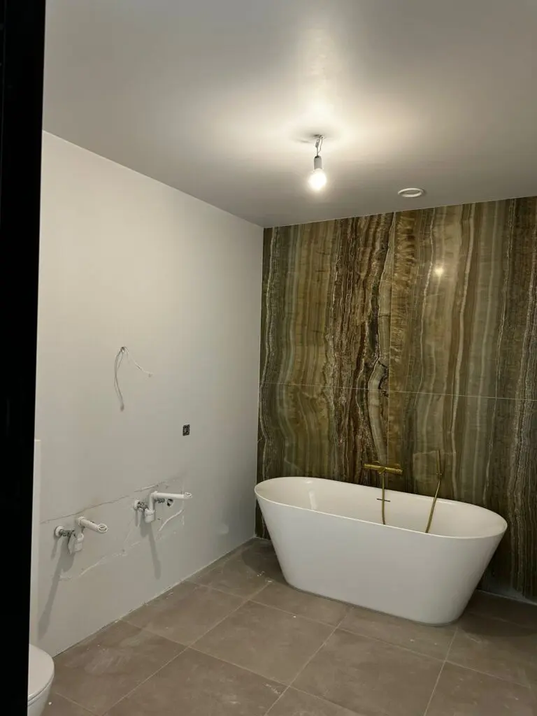 Gestucte badkamer